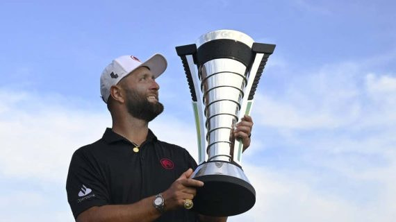 Jon Rahm, con el trofeo de ganador del LIV Golf en 2024.