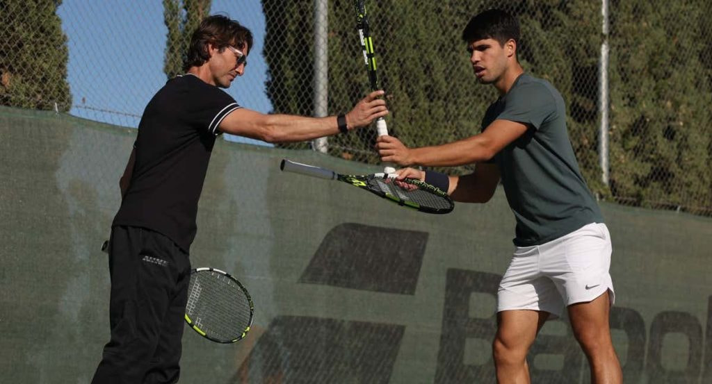 Carlos Alcaraz cambia de raqueta con Juan Carlos Ferrero durante su entrenamiento del jueves en el Club de Campo de Murcia.