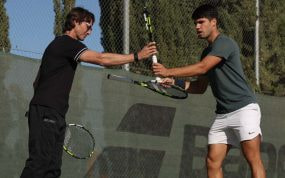Carlos Alcaraz cambia de raqueta con Juan Carlos Ferrero durante su entrenamiento del jueves en el Club de Campo de Murcia.