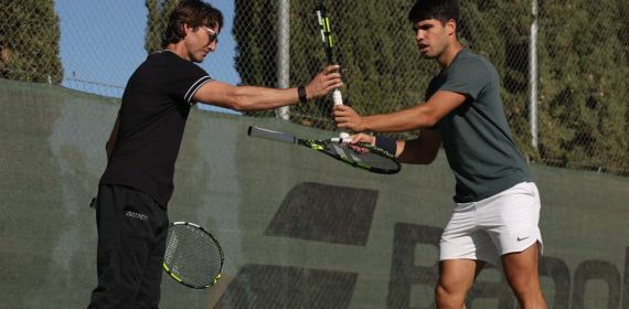 Carlos Alcaraz cambia de raqueta con Juan Carlos Ferrero durante su entrenamiento del jueves en el Club de Campo de Murcia.