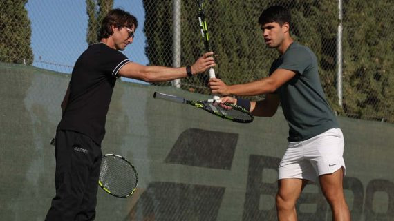 Carlos Alcaraz cambia de raqueta con Juan Carlos Ferrero durante su entrenamiento del jueves en el Club de Campo de Murcia.