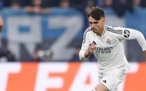 Raúl Asencio, jugando en la Champions contra el Atalanta.