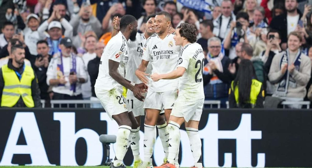 Los jugadores del Real Madrid celebran el gol de Mbappé contra el Getafe.
