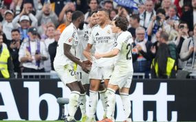 Los jugadores del Real Madrid celebran el gol de Mbappé contra el Getafe.