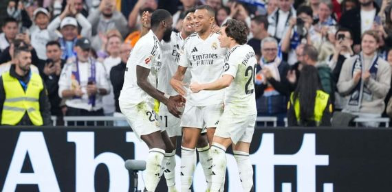 Los jugadores del Real Madrid celebran el gol de Mbappé contra el Getafe.