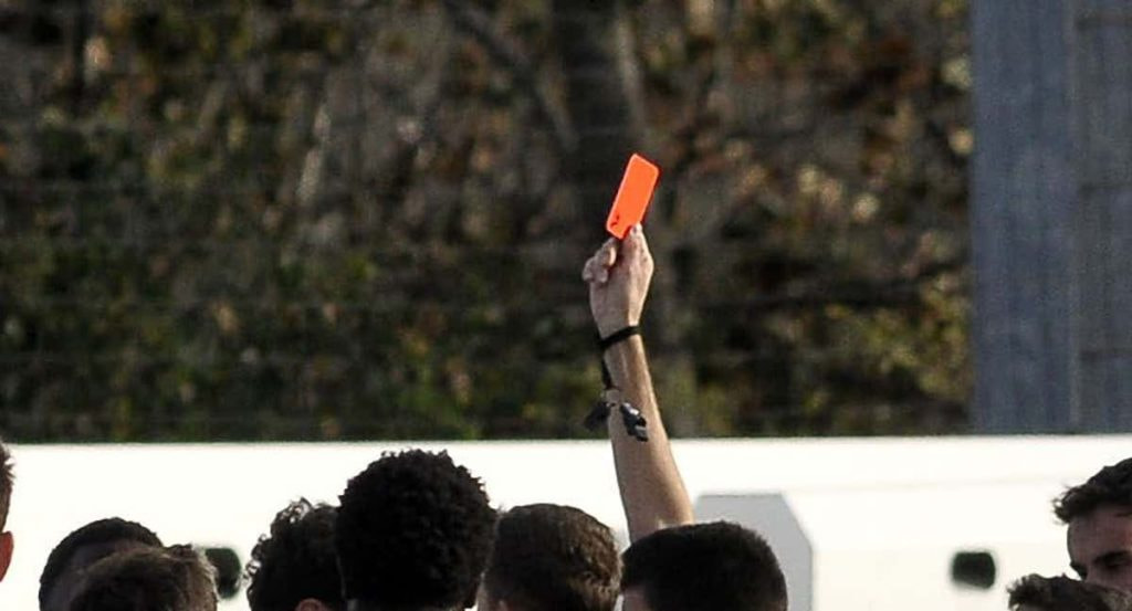 Imagen genérica de una tarjeta roja durante un partido de fútbol.