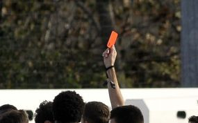 Imagen genérica de una tarjeta roja durante un partido de fútbol.