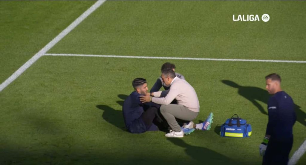 Rui Silva, durante el calentamiento antes del FC Barcelona cuando fue atendido por los médicos.
