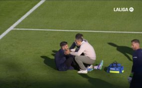 Rui Silva, durante el calentamiento antes del FC Barcelona cuando fue atendido por los médicos.