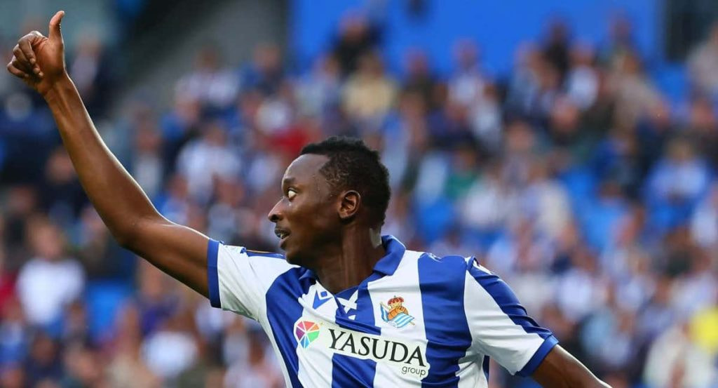 Sadiq agradece un pase en un partido de esta temporada con la Real Sociedad.