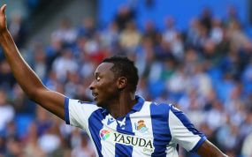 Sadiq agradece un pase en un partido de esta temporada con la Real Sociedad.