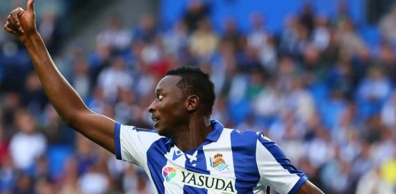 Sadiq agradece un pase en un partido de esta temporada con la Real Sociedad.