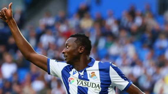 Sadiq agradece un pase en un partido de esta temporada con la Real Sociedad.
