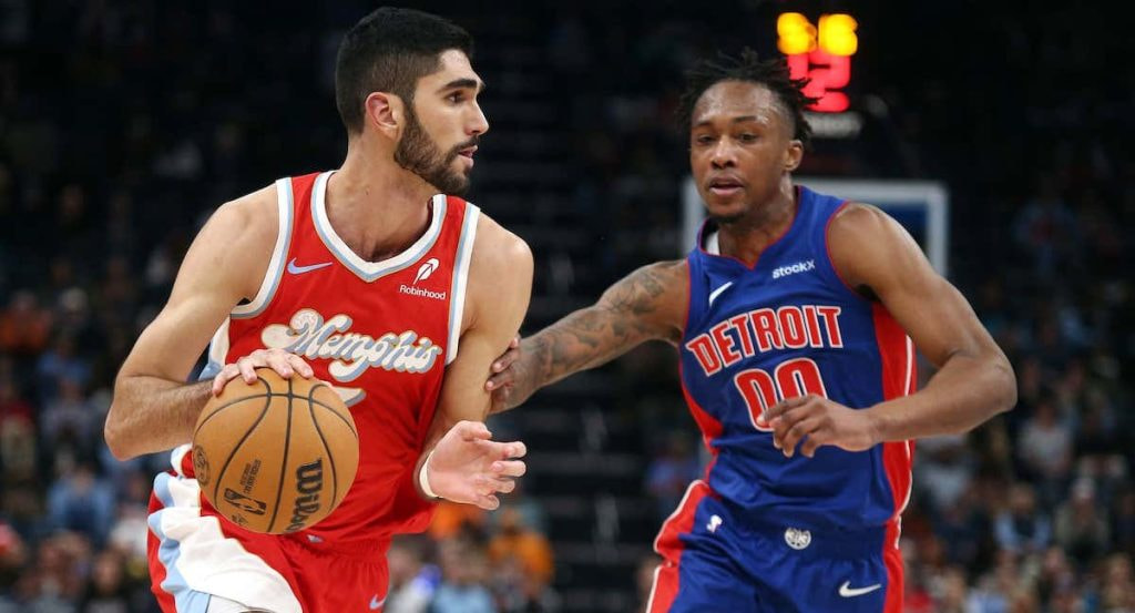 Santi Aldama bota el balón durante un partido de la NBA.