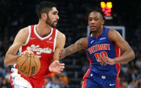 Santi Aldama bota el balón durante un partido de la NBA.