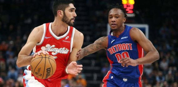 Santi Aldama bota el balón durante un partido de la NBA.