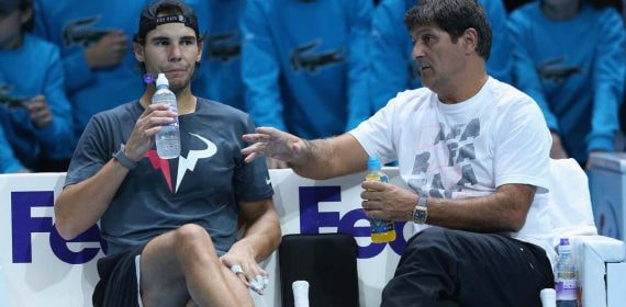 Rafael Nadal y su tío Toni, durante la Copa de maestros de 2013 en Londres.