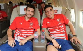 Jon Toral y Héctor Bellerín, en 2014, en una pretemporada del Arsenal.