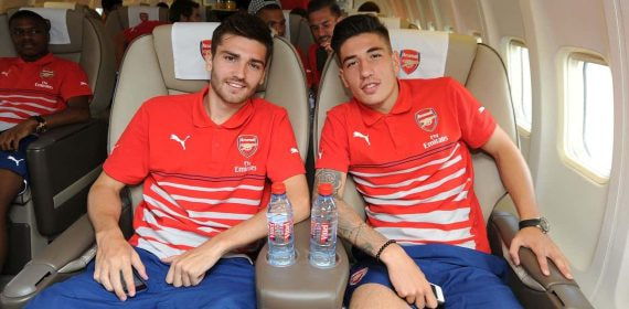 Jon Toral y Héctor Bellerín, en 2014, en una pretemporada del Arsenal.