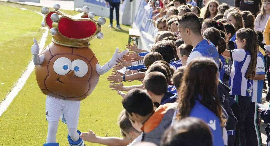 Txurdin entreteniendo a los niños en un partido de la Real Sociedad.