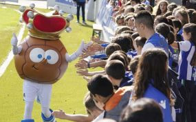 Txurdin entreteniendo a los niños en un partido de la Real Sociedad.