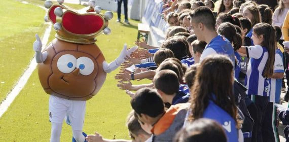 Txurdin entreteniendo a los niños en un partido de la Real Sociedad.