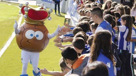 Txurdin entreteniendo a los niños en un partido de la Real Sociedad.