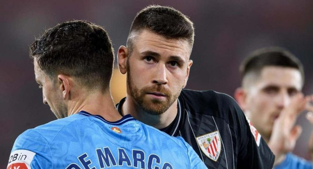 Óscar de Marcos y Unai Simón se abrazan tras un choque.