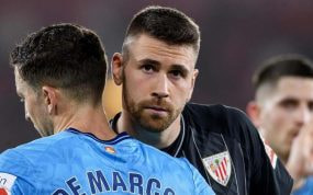 Óscar de Marcos y Unai Simón se abrazan tras un choque.