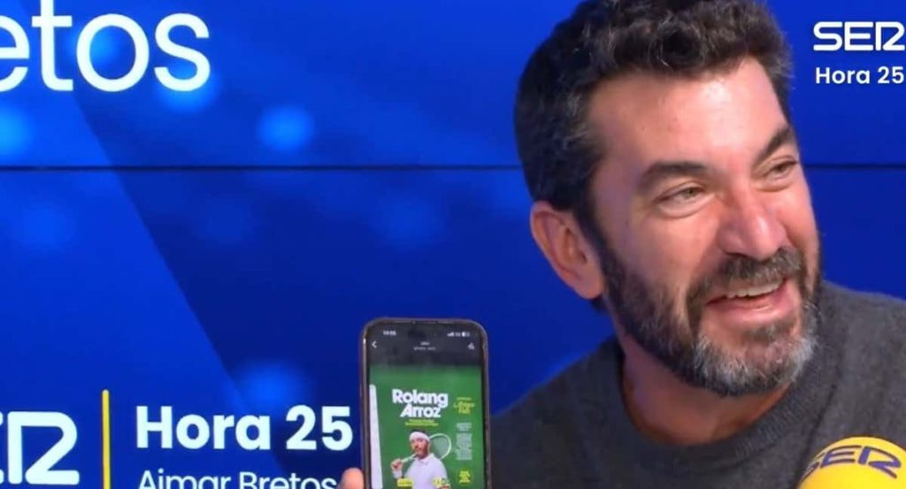 Arturo Valls enseña el cartel de su marca de arroz.