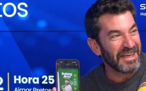 Arturo Valls enseña el cartel de su marca de arroz.