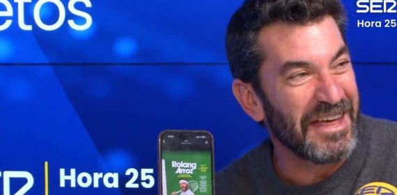 Arturo Valls enseña el cartel de su marca de arroz.