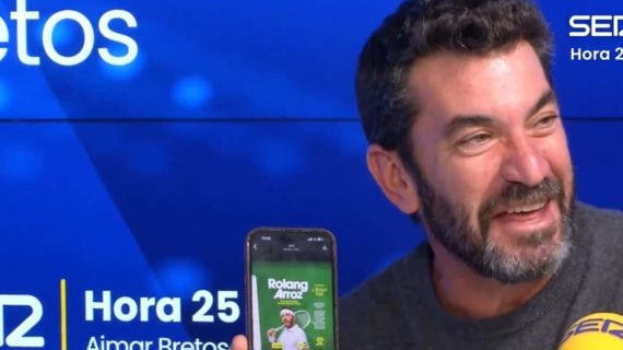 Arturo Valls enseña el cartel de su marca de arroz.