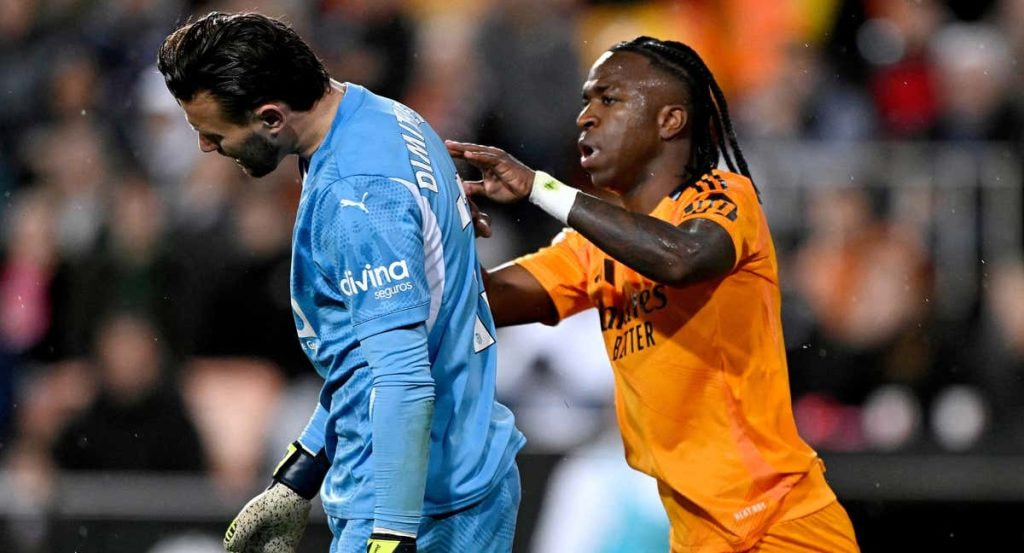 Vinicius agrede a Dimitrievski en Mestalla.