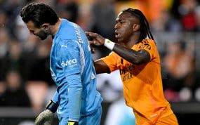 Vinicius agrede a Dimitrievski en Mestalla.