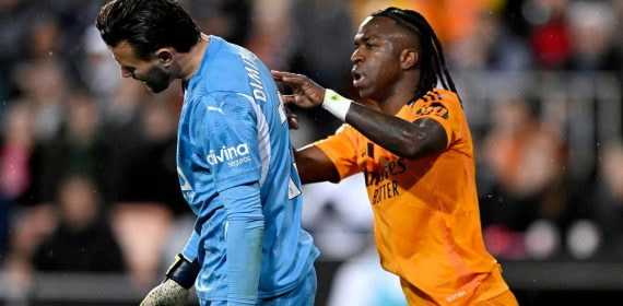 Vinicius agrede a Dimitrievski en Mestalla.