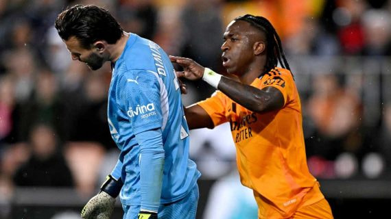 Vinicius agrede a Dimitrievski en Mestalla.