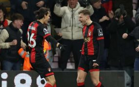 Enes Ünal, celebra un tanto en la Premier.