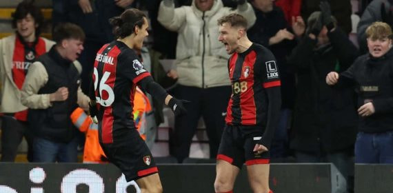 Enes Ünal, celebra un tanto en la Premier.