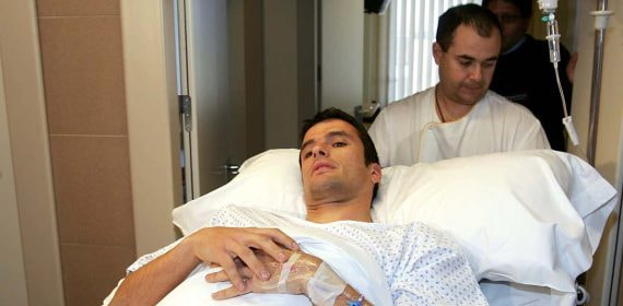 César Jiménez tras la operación de cruzado después de la entrada de Figo.