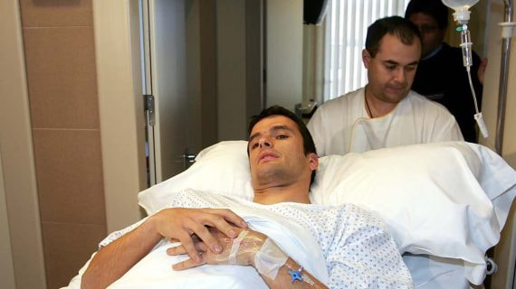 César Jiménez tras la operación de cruzado después de la entrada de Figo.