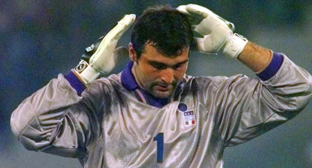 Angelo Peruzzi, en un partido con Italia.