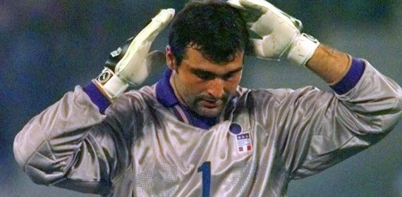 Angelo Peruzzi, en un partido con Italia.