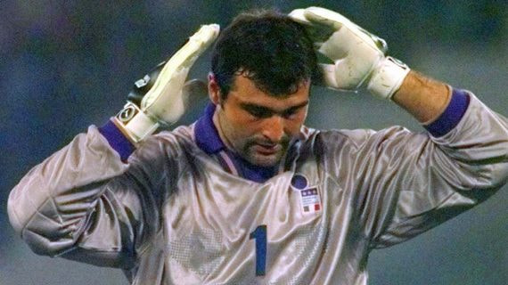 Angelo Peruzzi, en un partido con Italia.