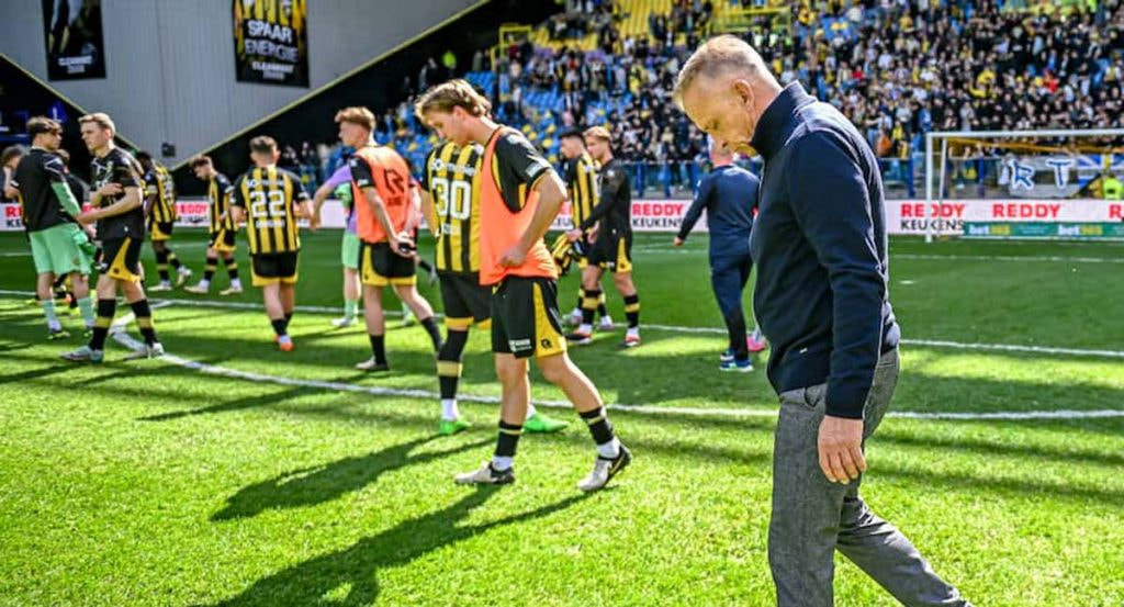 Entrenador y jugadores del Vitesse cabizbajos tras una derrota.
