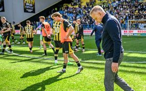 Entrenador y jugadores del Vitesse cabizbajos tras una derrota.