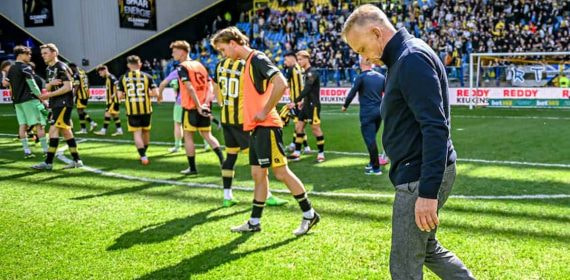 Entrenador y jugadores del Vitesse cabizbajos tras una derrota.