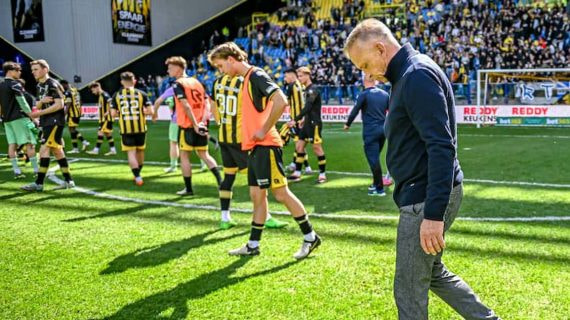 Entrenador y jugadores del Vitesse cabizbajos tras una derrota.
