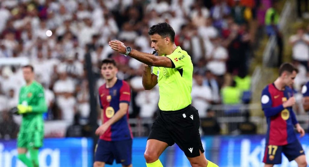 El colegiado Jesús Gil Manzano durante la final de la Supercopa en Yeda entre Real Madrid y Barcelona.