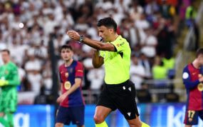 El colegiado Jesús Gil Manzano durante la final de la Supercopa en Yeda entre Real Madrid y Barcelona.